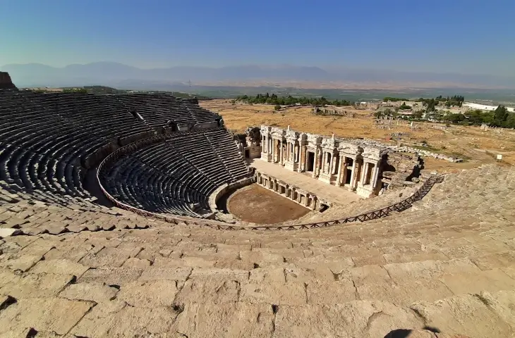 Hierapolis Antik Tiyatrosu Pamukkale antik kent kalıntıları ve büyük Roma tiyatrosu